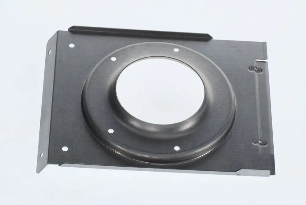 Abgasdeckel aus Metall mit runder Vertiefung und Befestigungslöchern. Hersteller ist Bosch.